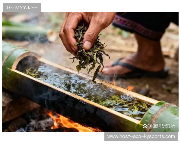 球员进球后从袜子里掏出德昂族的酸茶,喝茶庆祝时酸倒牙 球员进球后从袜子里掏出德昂族的酸茶,喝茶庆祝时酸倒牙